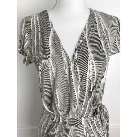 Banana Republic • Black White Pattern Wrap Dress - Picture 2 of 3